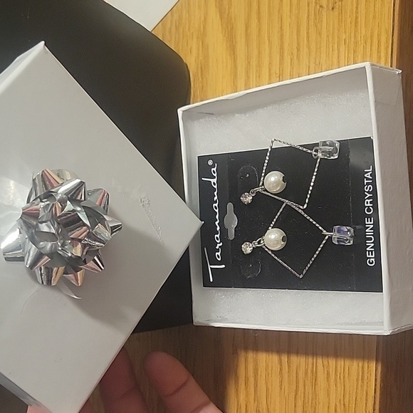 NEW Taramanda Women's Genuine Crystal And Pearl Drop Earrings With Gift Box - Picture 3 of 3